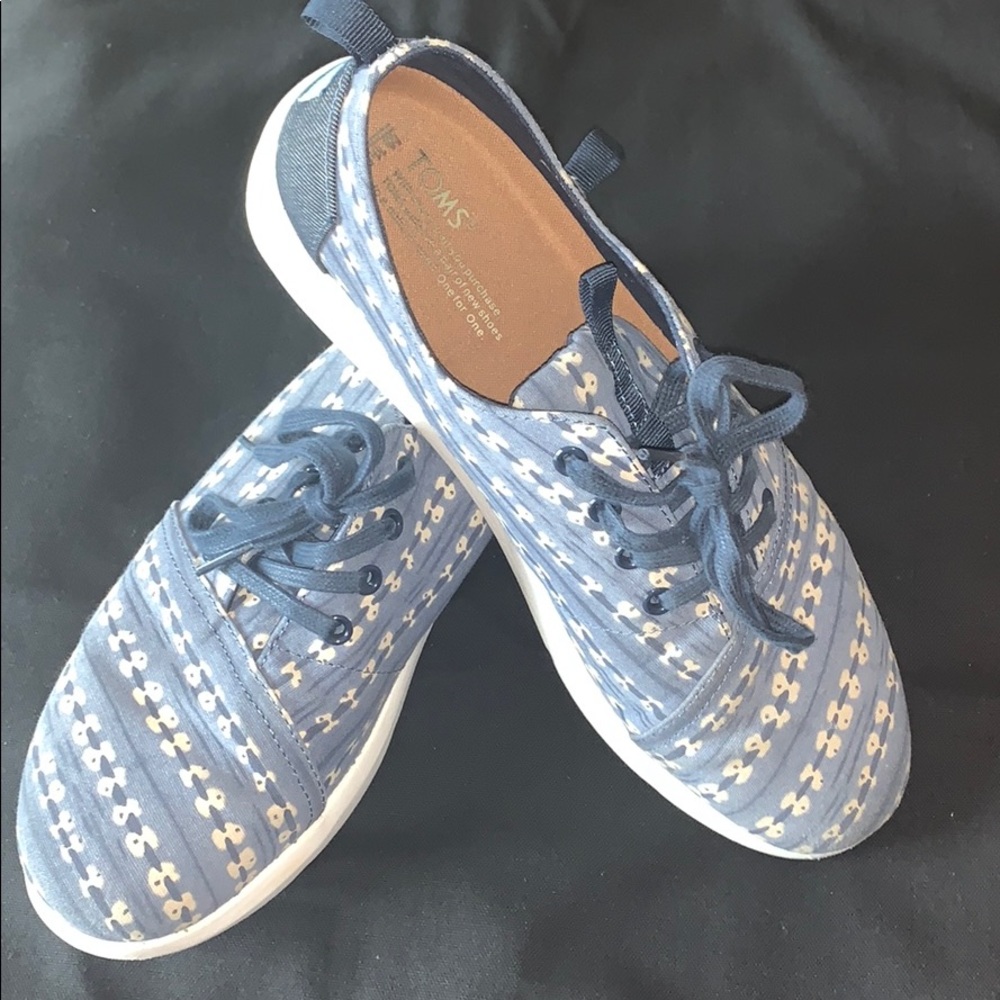 Men’s Toms lace up sneakers